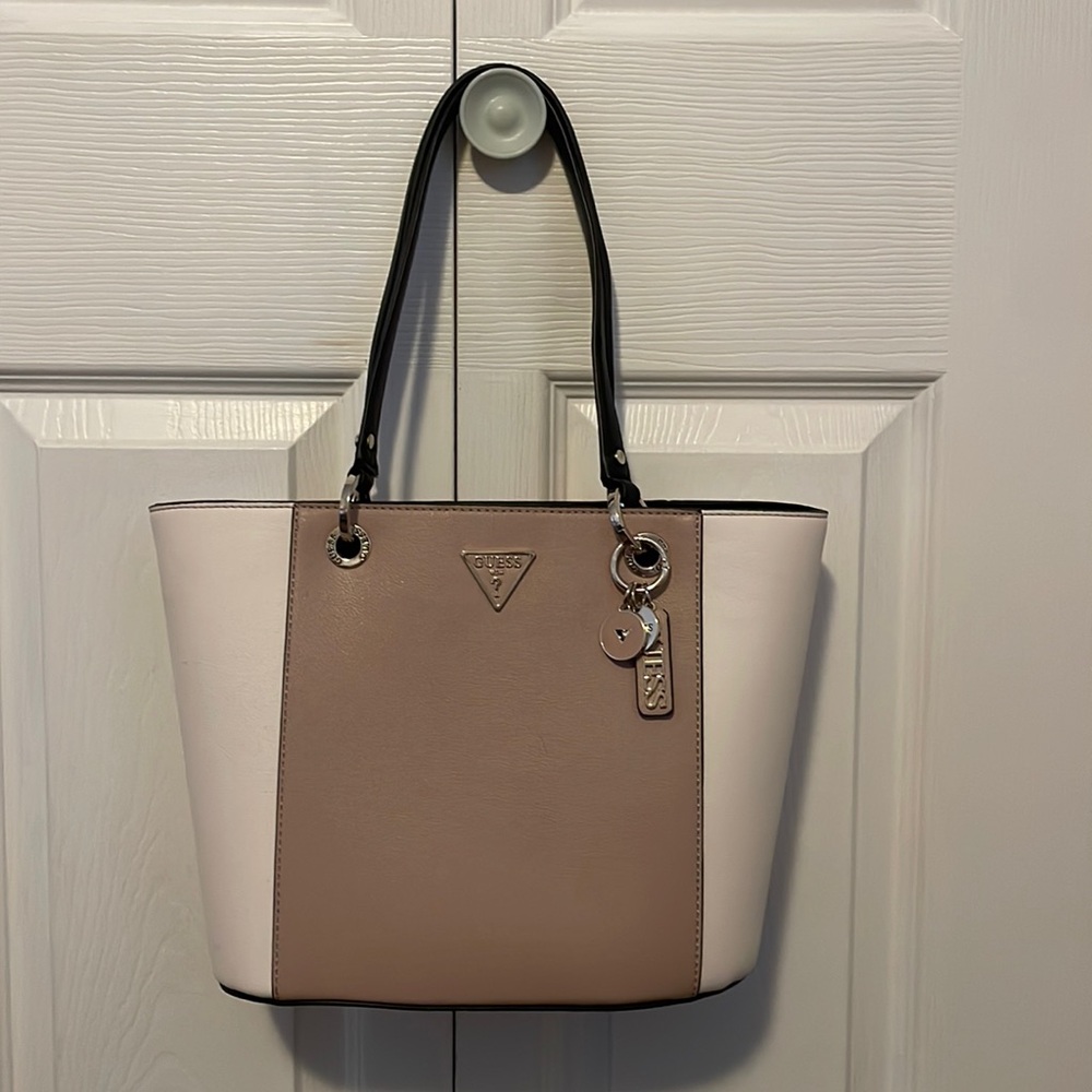 bigger sized Guess purse, very lightly used, many pockets inside and zips closed